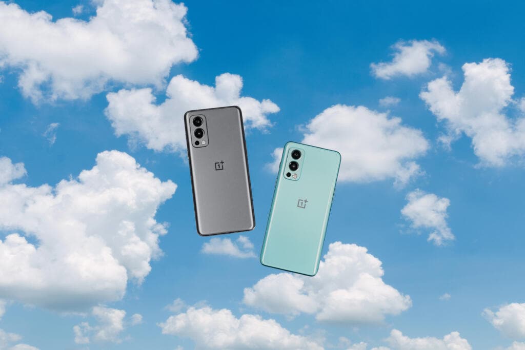 OnePlus Nord 2 5G en dos colores sobre fondo de cielo azul