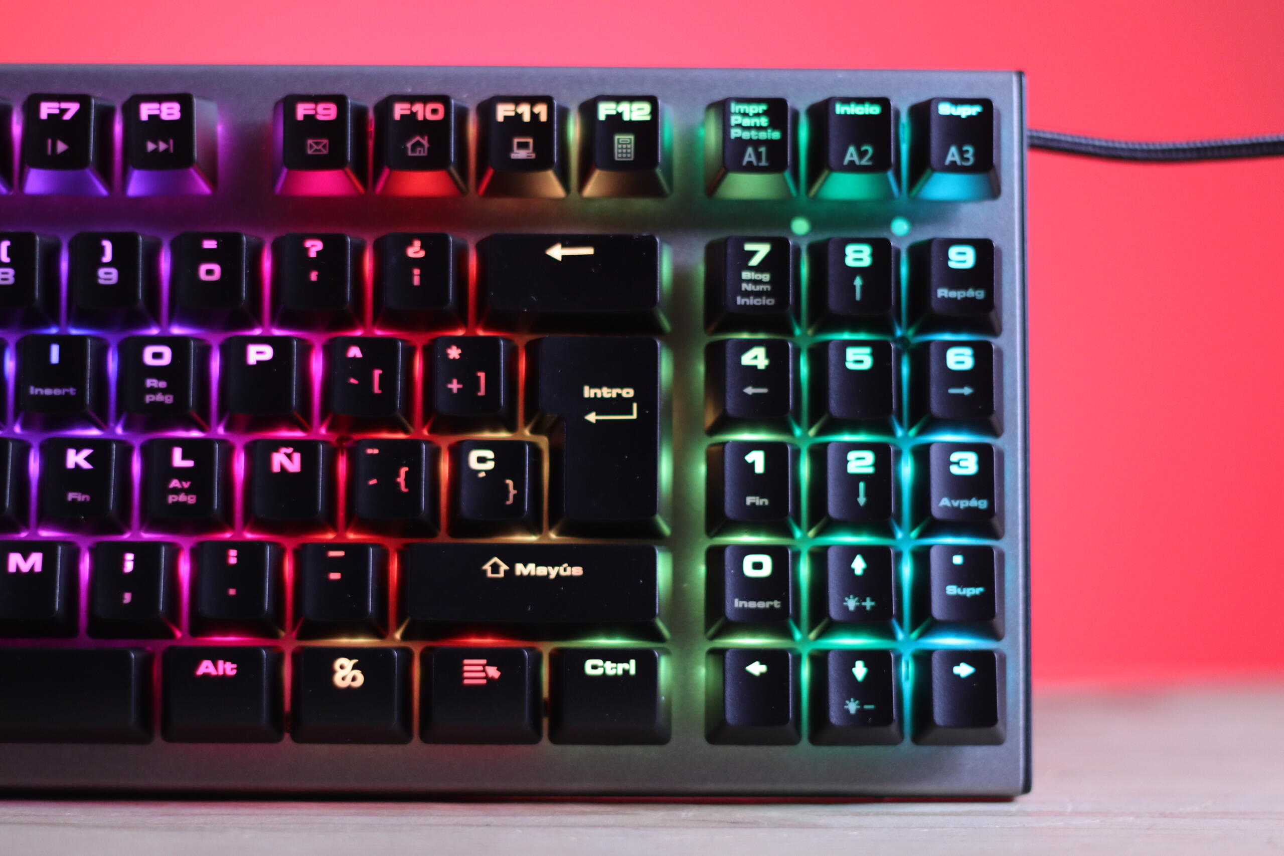 Newskill presenta Chronos TKL un nuevo teclado con iluminación RGB,  mecánico y TenKeyLess, sin prescindir de su pad numérico - Fanáticos del  Hardware